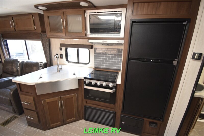 2019 Forest River Cherokee Limited 294DBH   - Photo 13 - Rocklin, CA 95677
