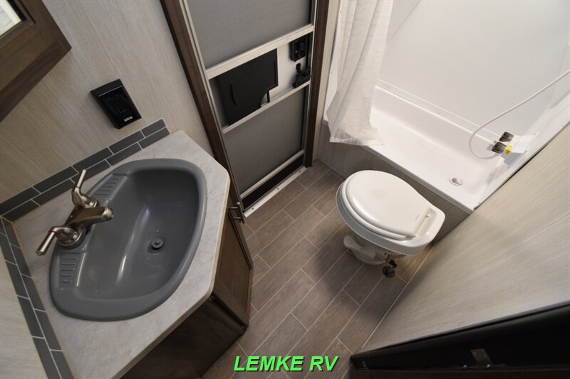2019 Forest River Cherokee Limited 294DBH   - Photo 24 - Rocklin, CA 95677