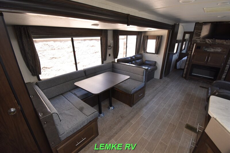 2019 Forest River Cherokee Limited 294DBH   - Photo 15 - Rocklin, CA 95677