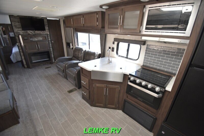 2019 Forest River Cherokee Limited 294DBH   - Photo 14 - Rocklin, CA 95677