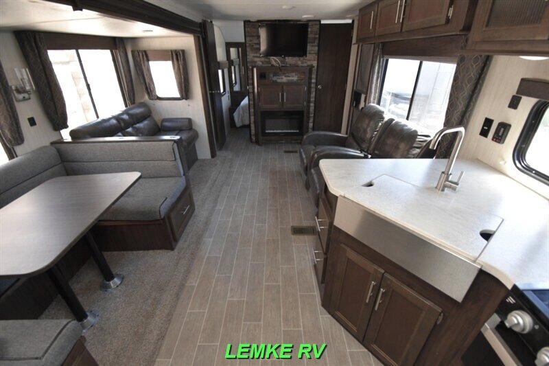 2019 Forest River Cherokee Limited 294DBH   - Photo 5 - Rocklin, CA 95677