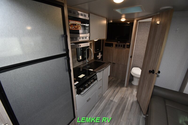 2021 Winnebago Micro Minnie 1808FBS   - Photo 14 - Rocklin, CA 95677