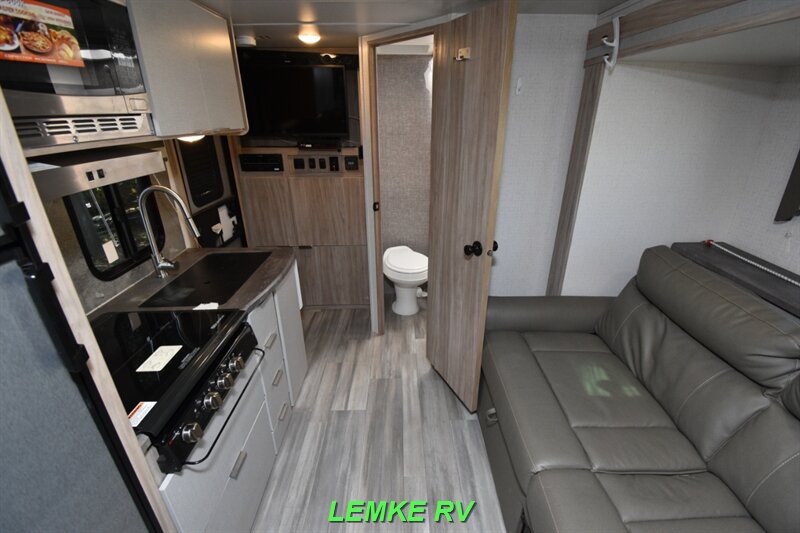 2021 Winnebago Micro Minnie 1808FBS   - Photo 2 - Rocklin, CA 95677