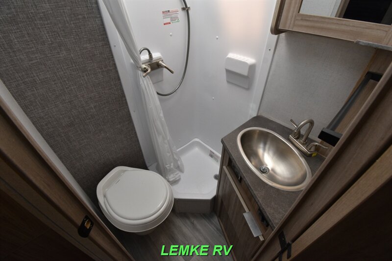 2021 Winnebago Micro Minnie 1808FBS   - Photo 17 - Rocklin, CA 95677