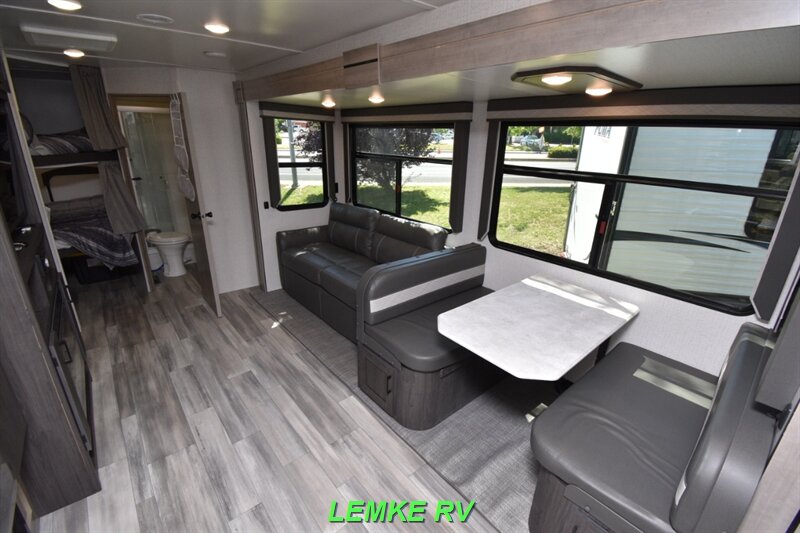 2022 Winnebago Voyage V3033BH   - Photo 15 - Rocklin, CA 95677