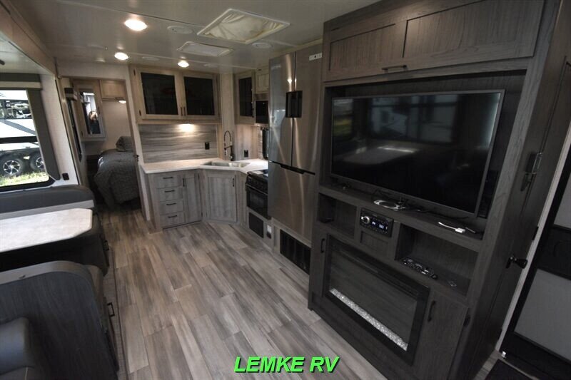 2022 Winnebago Voyage 3033BH   - Photo 13 - Rocklin, CA 95677