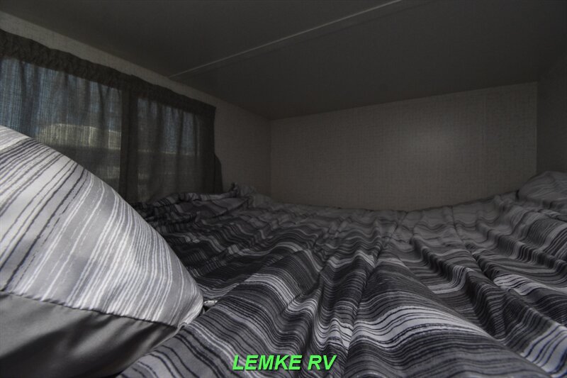 2022 Winnebago Voyage V3033BH   - Photo 22 - Rocklin, CA 95677