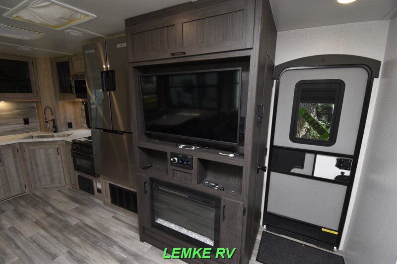2022 Winnebago Voyage V3033BH   - Photo 28 - Rocklin, CA 95677