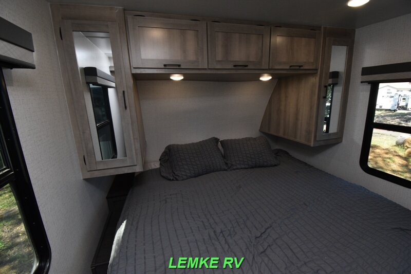 2022 Winnebago Voyage V3033BH   - Photo 23 - Rocklin, CA 95677