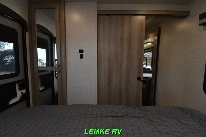 2022 Winnebago Voyage 3033BH   - Photo 19 - Rocklin, CA 95677