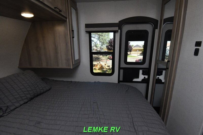 2022 Winnebago Voyage V3033BH   - Photo 24 - Rocklin, CA 95677