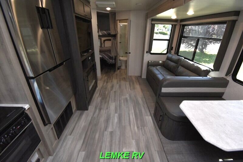 2022 Winnebago Voyage 3033BH   - Photo 2 - Rocklin, CA 95677