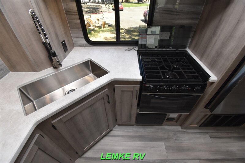 2022 Winnebago Voyage V3033BH   - Photo 17 - Rocklin, CA 95677