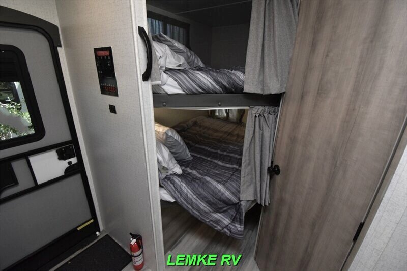 2022 Winnebago Voyage 3033BH   - Photo 16 - Rocklin, CA 95677