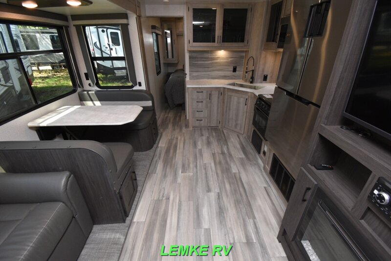 2022 Winnebago Voyage V3033BH   - Photo 5 - Rocklin, CA 95677
