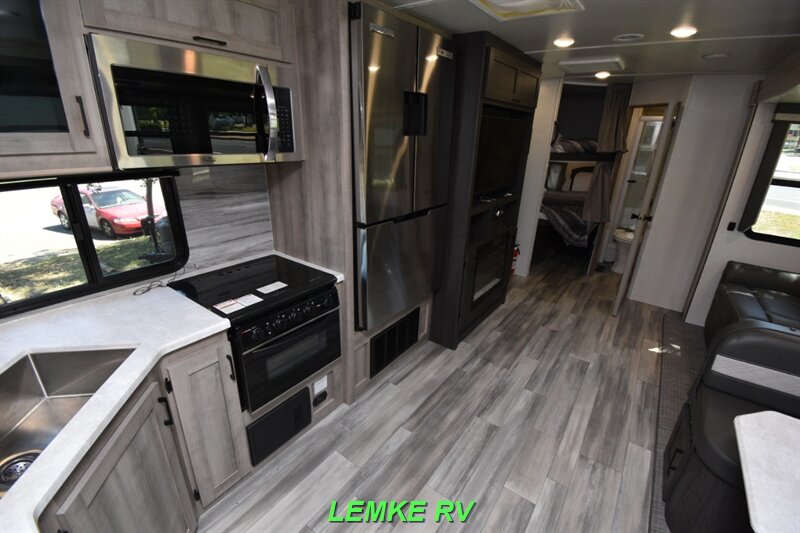 2022 Winnebago Voyage V3033BH   - Photo 13 - Rocklin, CA 95677