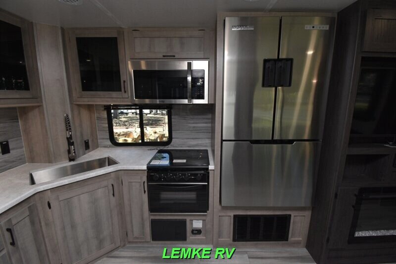 2022 Winnebago Voyage 3033BH   - Photo 15 - Rocklin, CA 95677