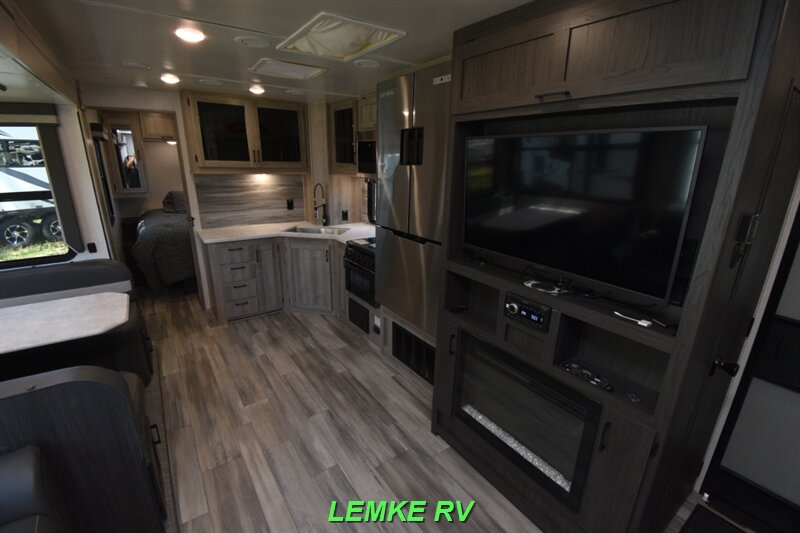 2022 Winnebago Voyage V3033BH   - Photo 14 - Rocklin, CA 95677