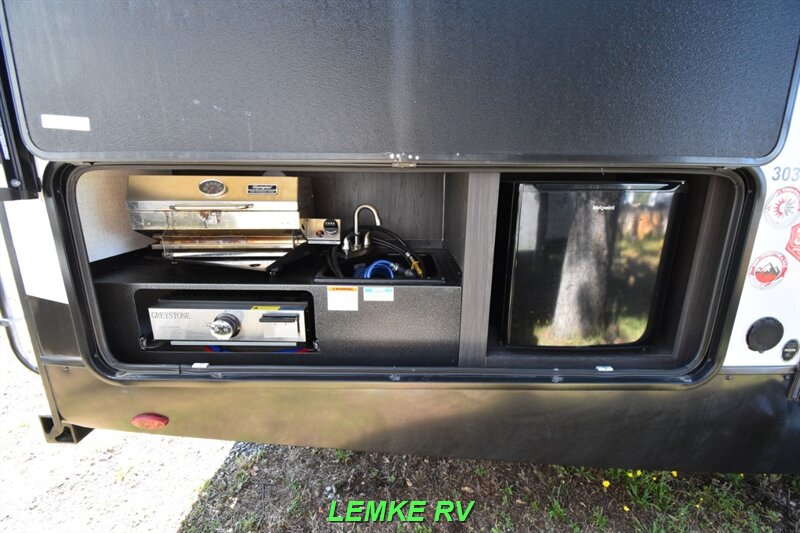 2022 Winnebago Voyage V3033BH   - Photo 10 - Rocklin, CA 95677