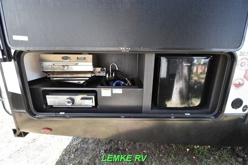 2022 Winnebago Voyage 3033BH   - Photo 9 - Rocklin, CA 95677
