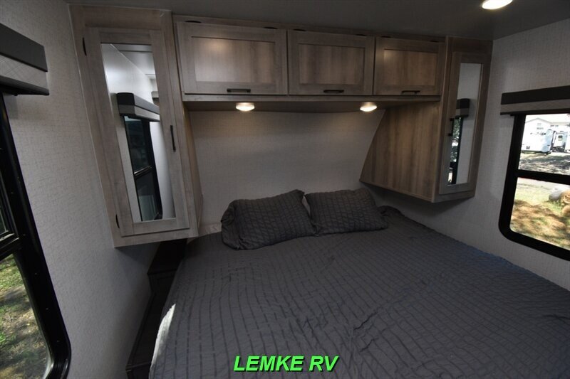 2022 Winnebago Voyage 3033BH   - Photo 17 - Rocklin, CA 95677