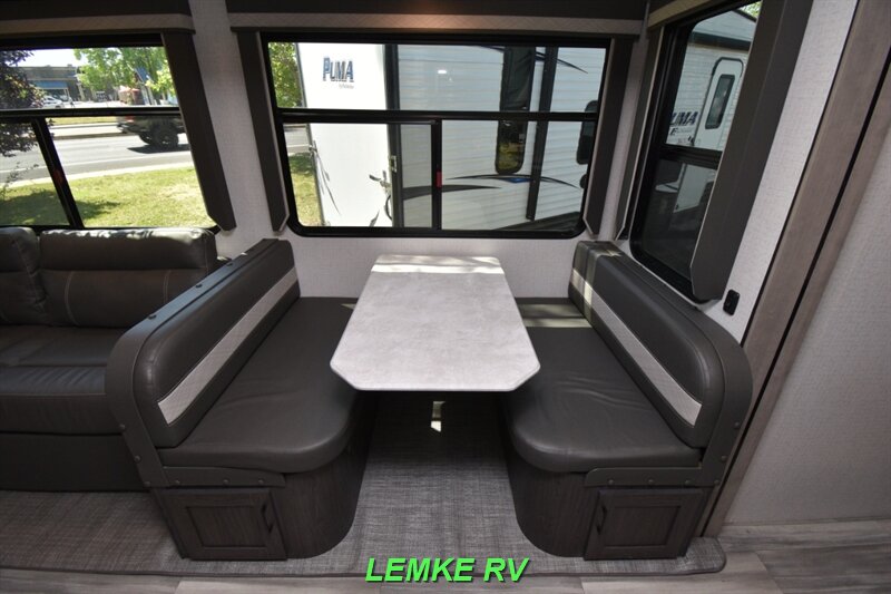 2022 Winnebago Voyage V3033BH   - Photo 18 - Rocklin, CA 95677