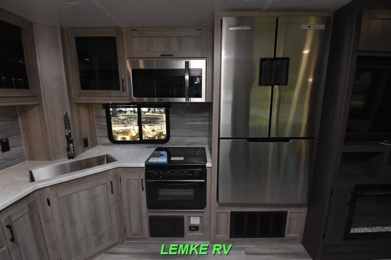 2022 Winnebago Voyage V3033BH   - Photo 16 - Rocklin, CA 95677