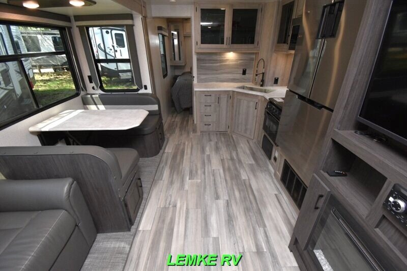2022 Winnebago Voyage 3033BH   - Photo 5 - Rocklin, CA 95677