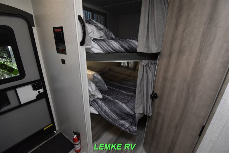 2022 Winnebago Voyage V3033BH   - Photo 21 - Rocklin, CA 95677