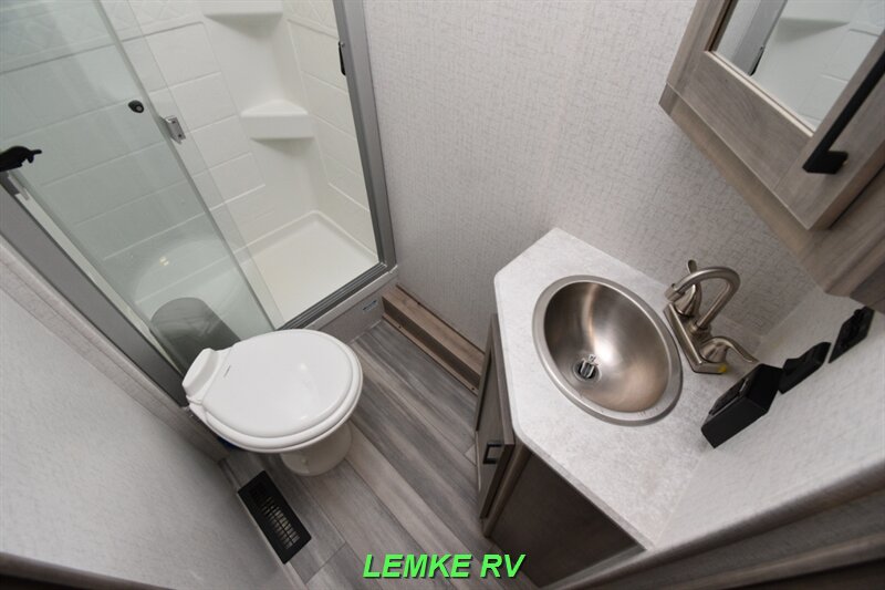 2022 Winnebago Voyage V3033BH   - Photo 20 - Rocklin, CA 95677