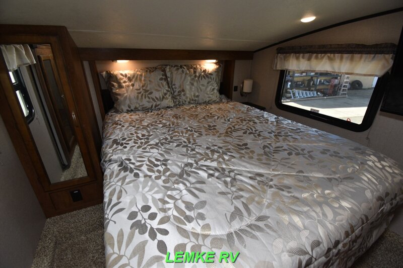 2018 Coachmen Chaparral Lite 29BH   - Photo 18 - Rocklin, CA 95677