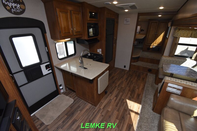 2018 Coachmen Chaparral Lite 29BH   - Photo 10 - Rocklin, CA 95677
