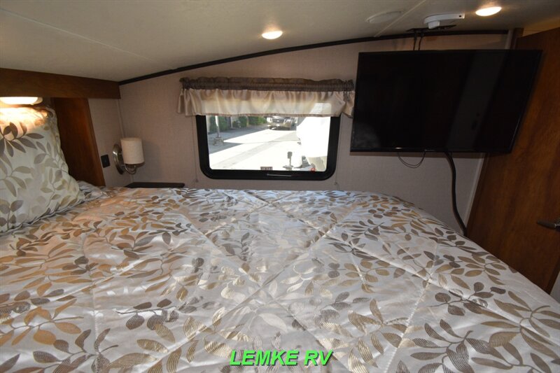 2018 Coachmen Chaparral Lite 29BH   - Photo 19 - Rocklin, CA 95677