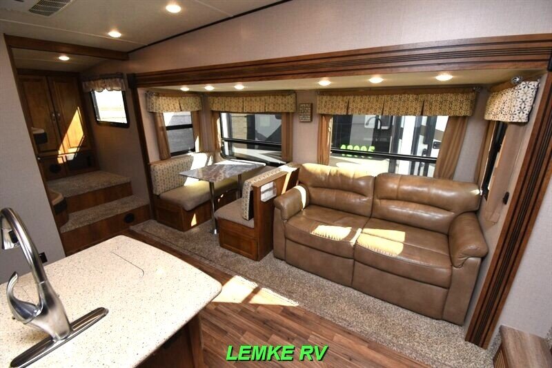 2018 Coachmen Chaparral Lite 295BH   - Photo 8 - Rocklin, CA 95677