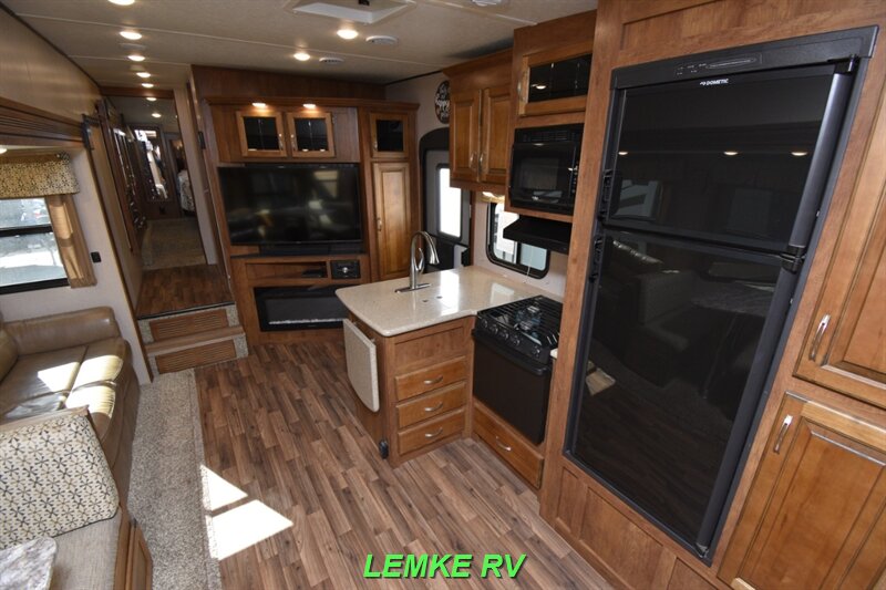 2018 Coachmen Chaparral Lite 29BH   - Photo 14 - Rocklin, CA 95677