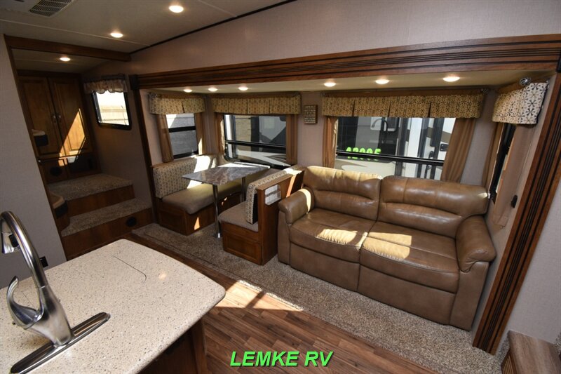 2018 Coachmen Chaparral Lite 29BH   - Photo 8 - Rocklin, CA 95677