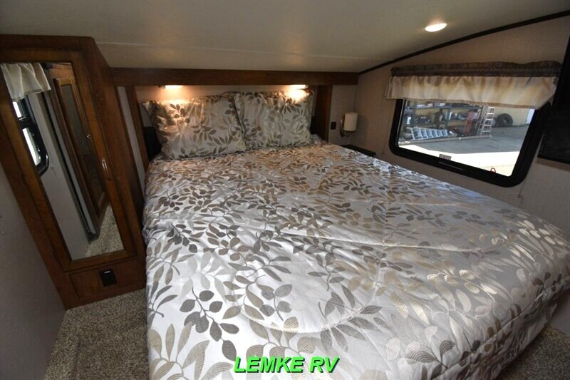 2018 Coachmen Chaparral Lite 295BH   - Photo 18 - Rocklin, CA 95677