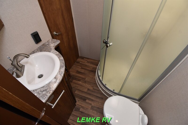 2018 Coachmen Chaparral Lite 29BH   - Photo 17 - Rocklin, CA 95677