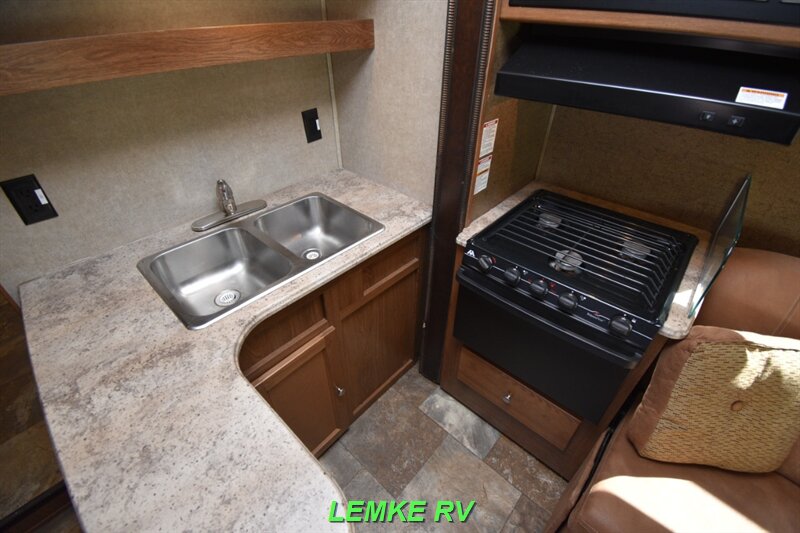 2017 Coachmen Leprechaun 310BH   - Photo 17 - Rocklin, CA 95677