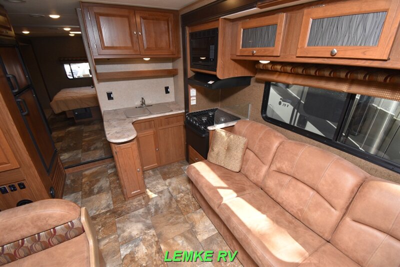 2017 Coachmen Leprechaun 310BH   - Photo 12 - Rocklin, CA 95677