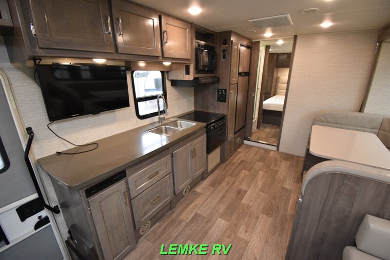 2020 Winnebago Minnie Winnie 31K   - Photo 12 - Rocklin, CA 95677