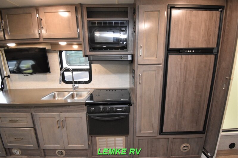 2020 Winnebago Minnie Winnie 31K   - Photo 14 - Rocklin, CA 95677