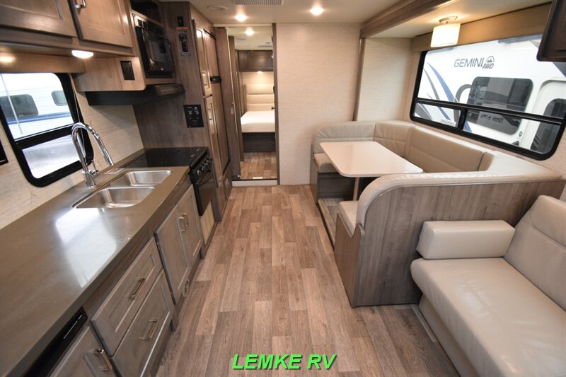 2020 Winnebago Minnie Winnie 31K   - Photo 2 - Rocklin, CA 95677