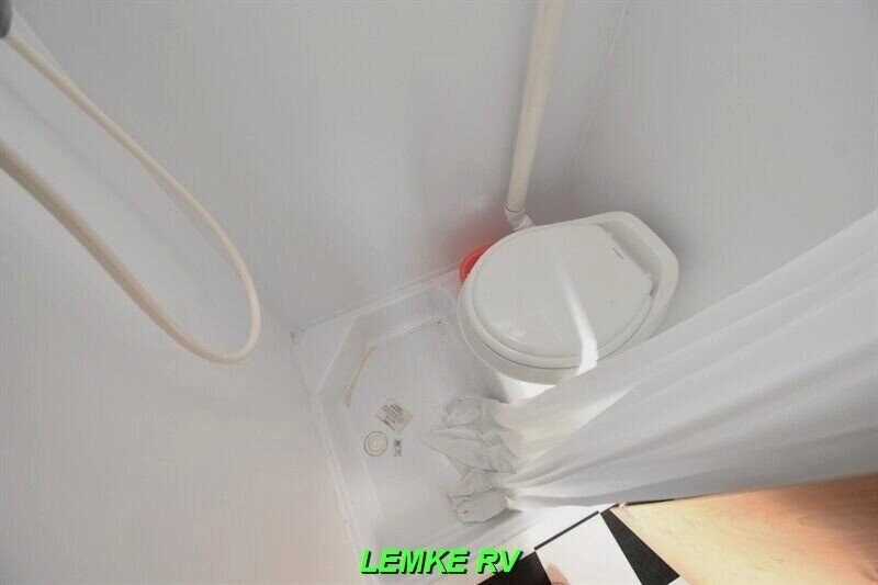 2018 Riverside RV Retro 157   - Photo 19 - Rocklin, CA 95677