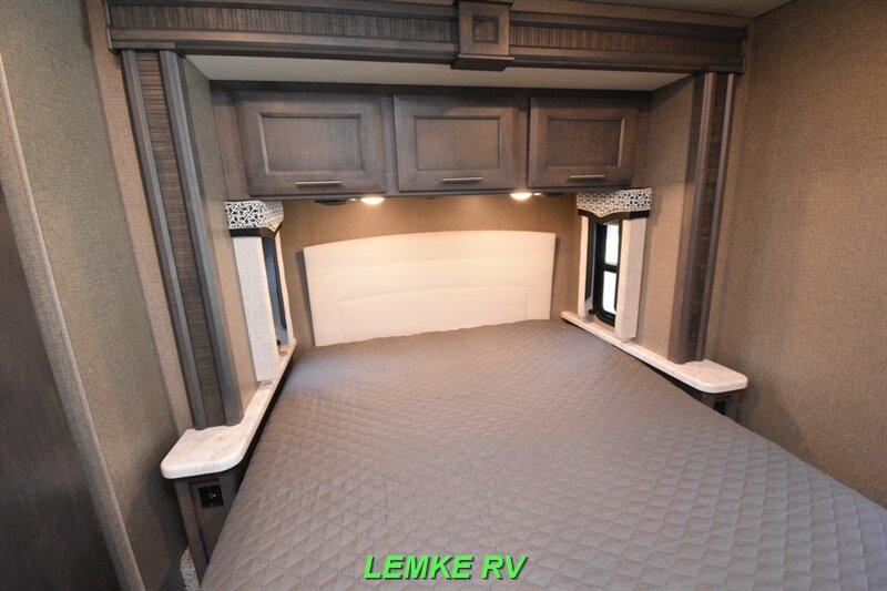 2021 Thor Magnitude XG32   - Photo 17 - Rocklin, CA 95677