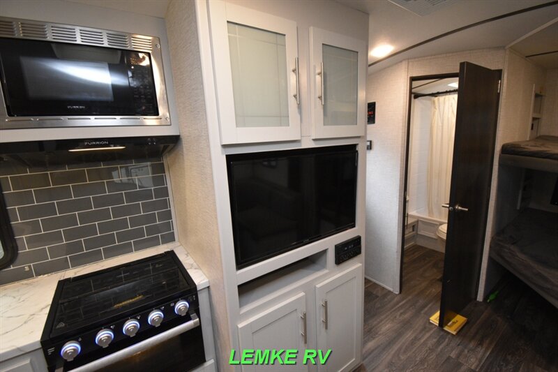 2021 Keystone Bullet Ultra Lite 250BHS   - Photo 24 - Rocklin, CA 95677