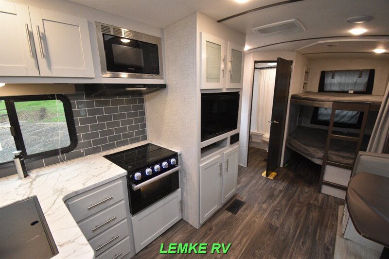 2021 Keystone Bullet Ultra Lite 250BHS   - Photo 13 - Rocklin, CA 95677