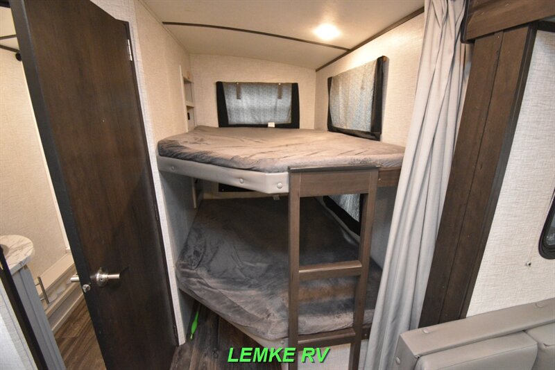 2021 Keystone Bullet Ultra Lite 250BHS   - Photo 16 - Rocklin, CA 95677