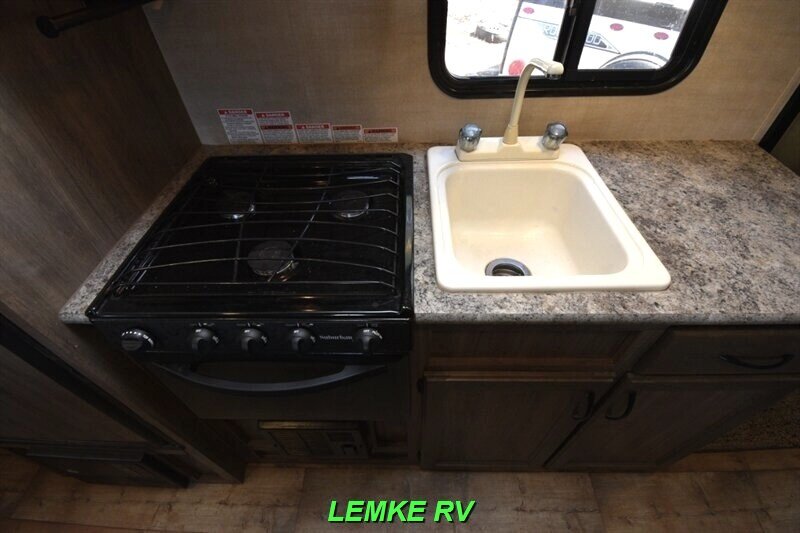 2017 Pacific Coachworks Econ 18RBS   - Photo 13 - Rocklin, CA 95677