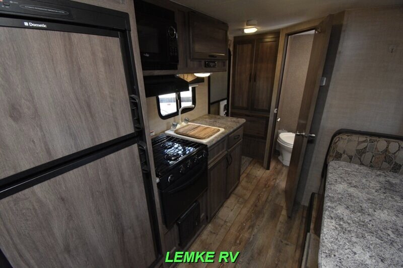 2017 Pacific Coachworks Econ 18RBS   - Photo 19 - Rocklin, CA 95677